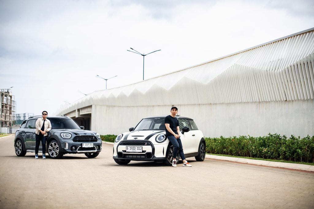 Komunitas pemilik MINI Cooper Indonesia berfoto dengan MINI Countryman JCW dan MINI Cooper 3 Door