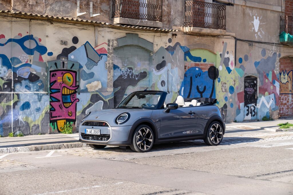 mini cabrio diluncurkan mei 2025 di indonesia