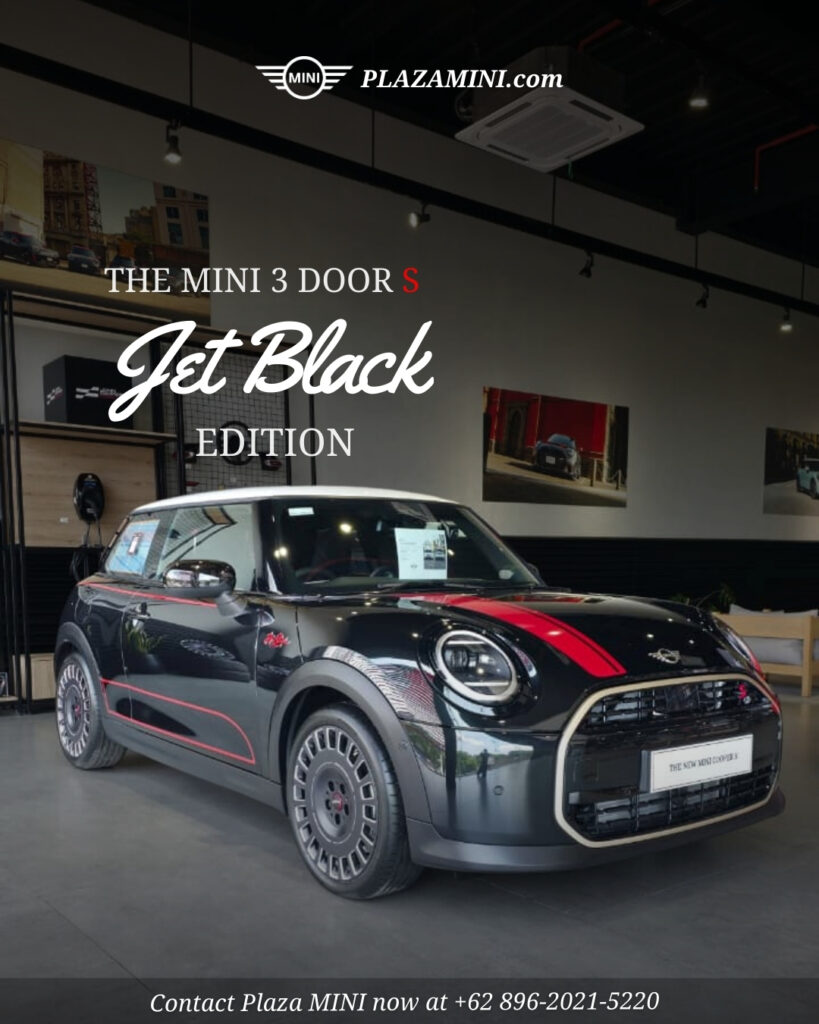 Foto studio MINI Cooper 3 Door S edisi "Jet Black" berwarna hitam mengkilap dengan aksen garis merah di kap mesin dan samping. Terdapat teks "Jet Black Edition" dengan font bergaya tulisan tangan dan nomor kontak Plaza MINI di bagian bawah.