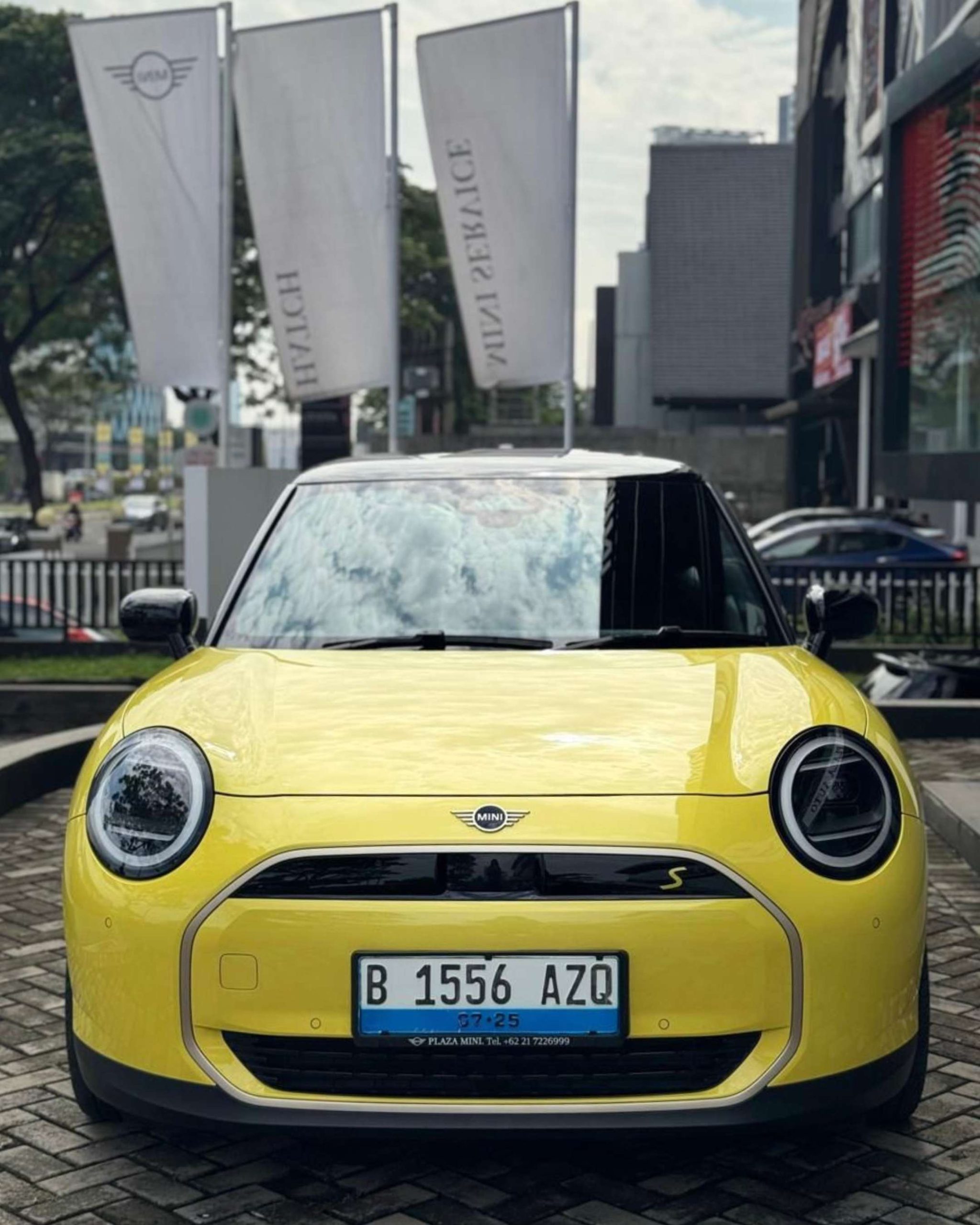 MINI Cooper Electric Sunny Side Yellow Eksterior Depan