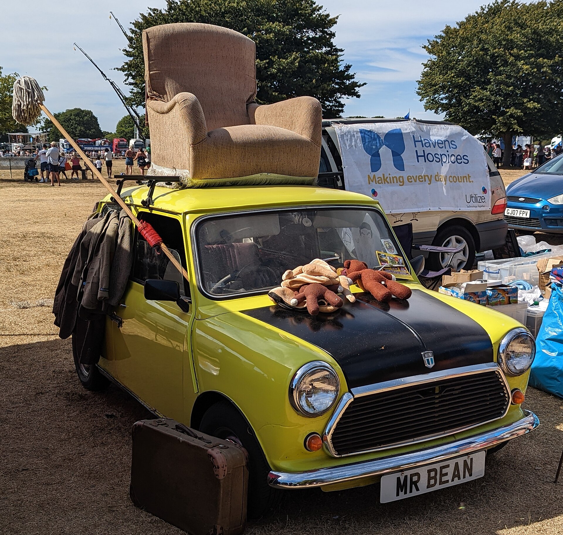 Replika mobil Mr. Bean dengan kursi sofa diikat di atap, seperti adegan Do-It-Yourself Mr. Bean