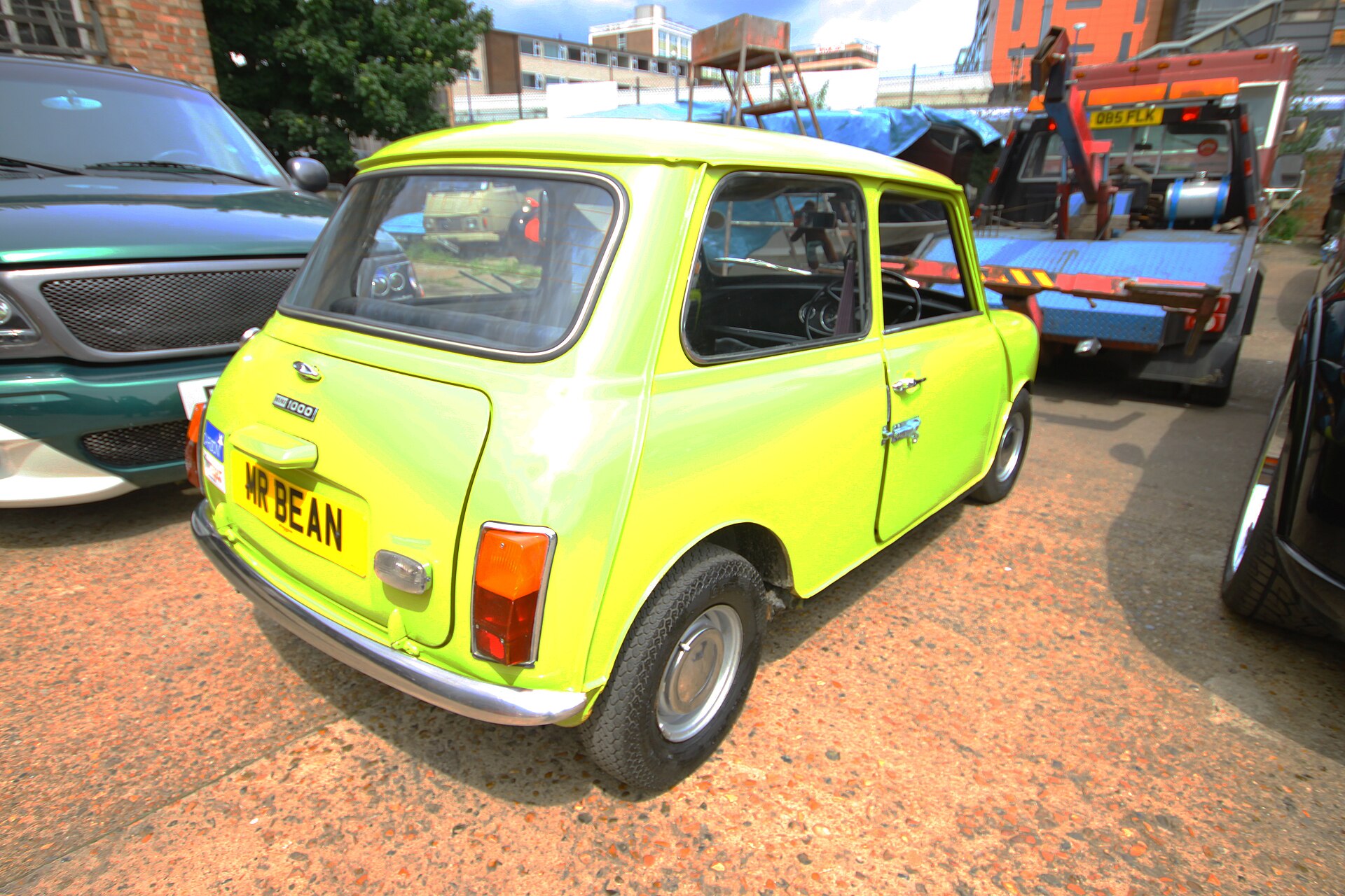 Mini Mr. Bean tampak belakang di London Motor Museum, pelat nomor bertuliskan BEAN