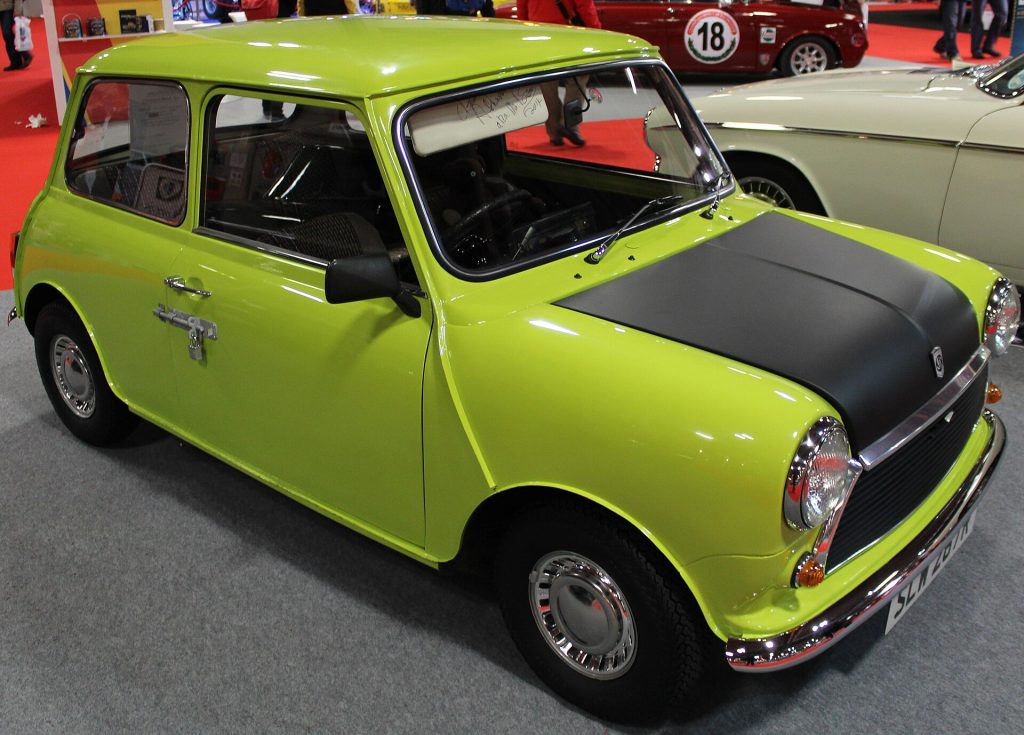 Mini 1000 hijau citron dengan kap mesin hitam doff, replika mobil Mr. Bean, dilihat dari samping depan