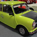 Mini 1000 hijau citron dengan kap mesin hitam doff, replika mobil Mr. Bean, dilihat dari samping depan