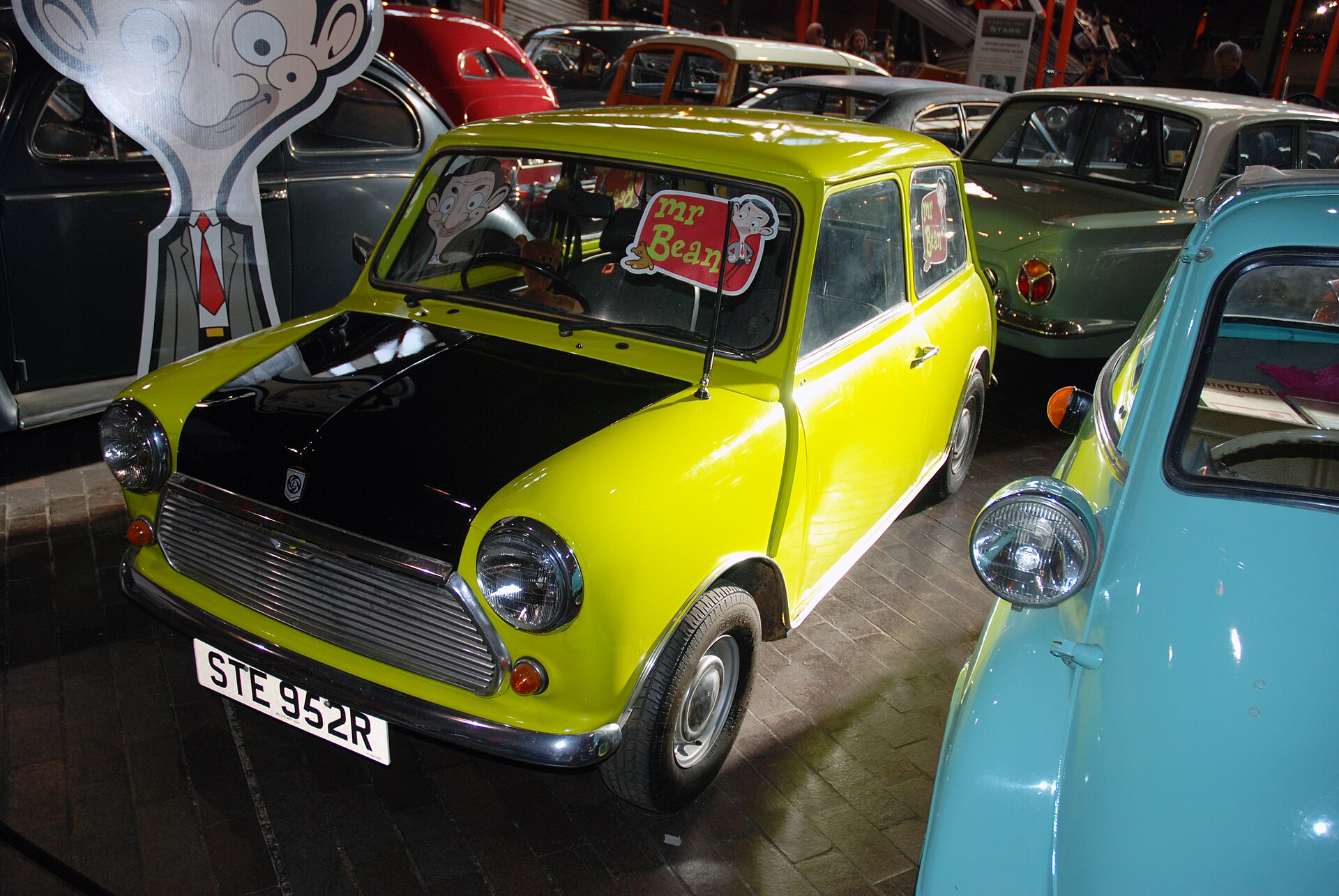 Mini hijau ala Mr. Bean dengan kap hitam doff dan pelat STE 952R, nomor yang dipakai di serial animasinya